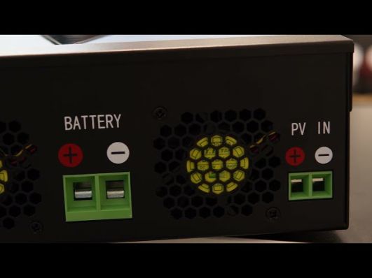 Солнечный инвертор Sumry Power HPS 1.5K-12, 1500VA (1,2кВт, 12В, 10A/20A) video 0