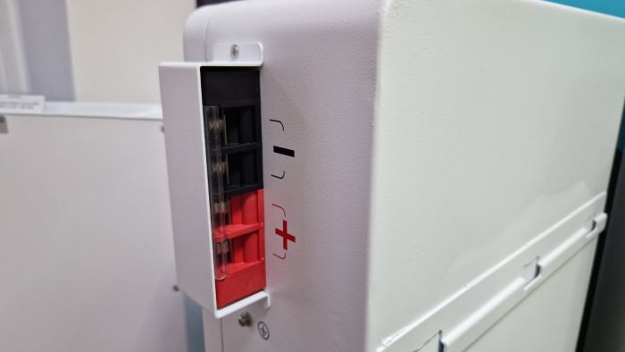 Аккумуляторная батарея литиевая SRNE SR-SE05B 5,12 кВт*ч, 48В 100Ач, настенное исполнение